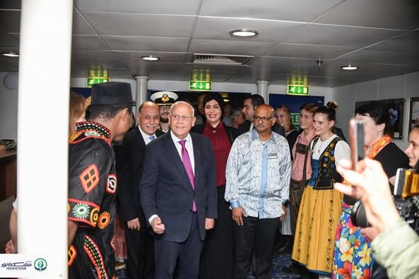 استقبال رسمي وشعبي لأكبر مكتبة عائمة في العالم