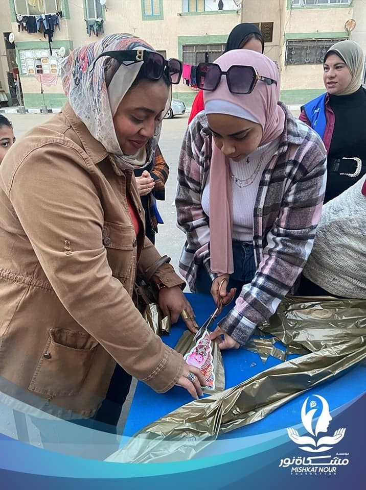 احتفلت مؤسسة مشكاة نور للعلم والتنوير الثقافية بحلول شهر رمضان المبارك بتعليق فوانيس وزينة الشهر الكريم وسط أهالي حي الضواحي