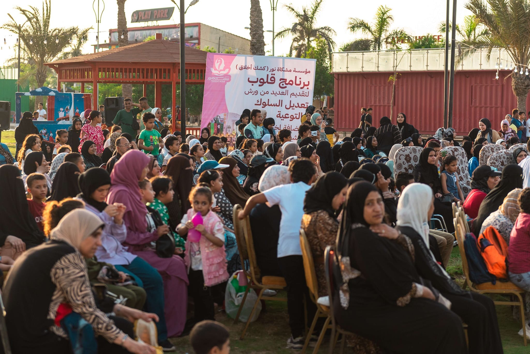 مهرجان الخير لتكريم المتفوقين الذي ضم قوافل طبية وتبرع بالدم ومعارض وكشف عن المواهب وورش عمل وكورال، شهد محافظ بورسعيد