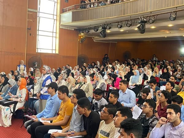 أكثر من 3000 طالب وطالبة يحضرون مراجعة مادة اللغة الإنجليزية