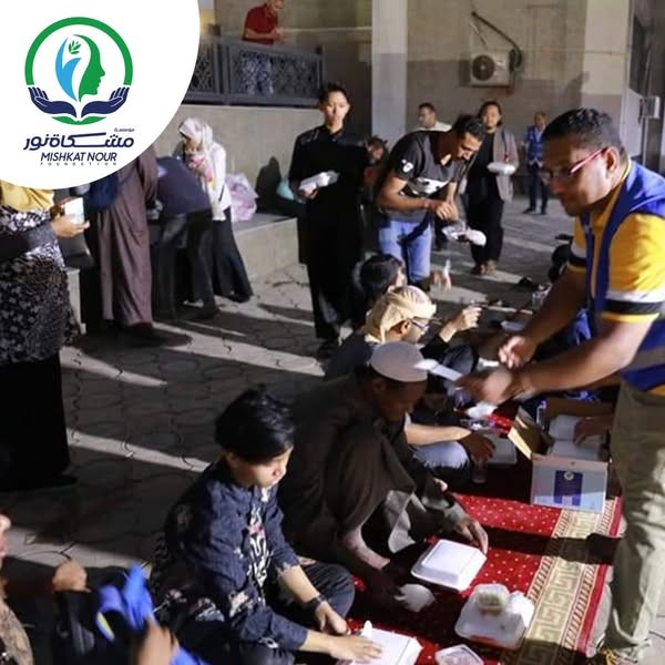 مركز تطوير تعليم الطلاب الوافدين يقيم إفطارًا جماعيًّا لأكثر من ألف طالب بالتعاون مع مؤسسة مشكاة نور العلم والتنوير الثقافية