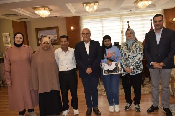 محافظ بورسعيد يكرم "ندى عبد الباقي أحمد" الأولى على الجمهورية في شهادة الدبلومات الفنية ومؤسسة مشكاة نور ترعى الطالبة المتفوقة في كلية تجارة