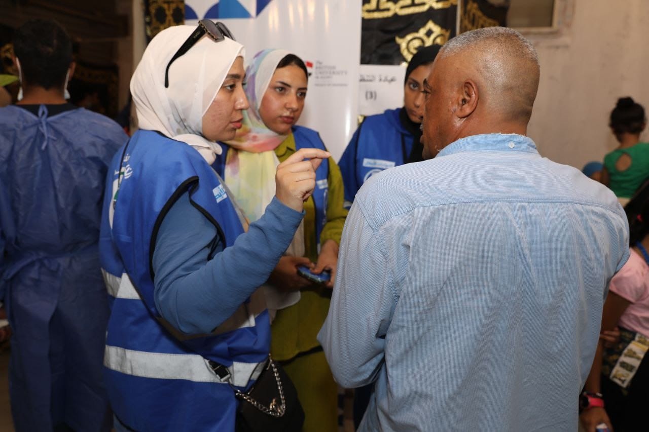 نجاح كبير للقافلة الطبية المجانية لمؤسسة مشكاة نور والجامعة البريطانية بمنطقة الروضة بالسيدة زينب خدمة المئات من أهالي المنطقة في تخصصات الأسنان المختلفة.