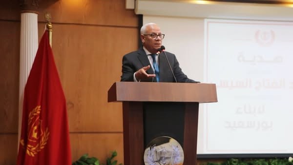 محافظ بورسعيد يشكر الرئيس السيسي خلال تسليم الأُسر الأولى بالرعاية إيصالات سداد التأمين الصحي ومتأخرات الإيجارات