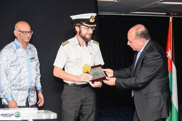 استقبال رسمي وشعبي لأكبر مكتبة عائمة في العالم