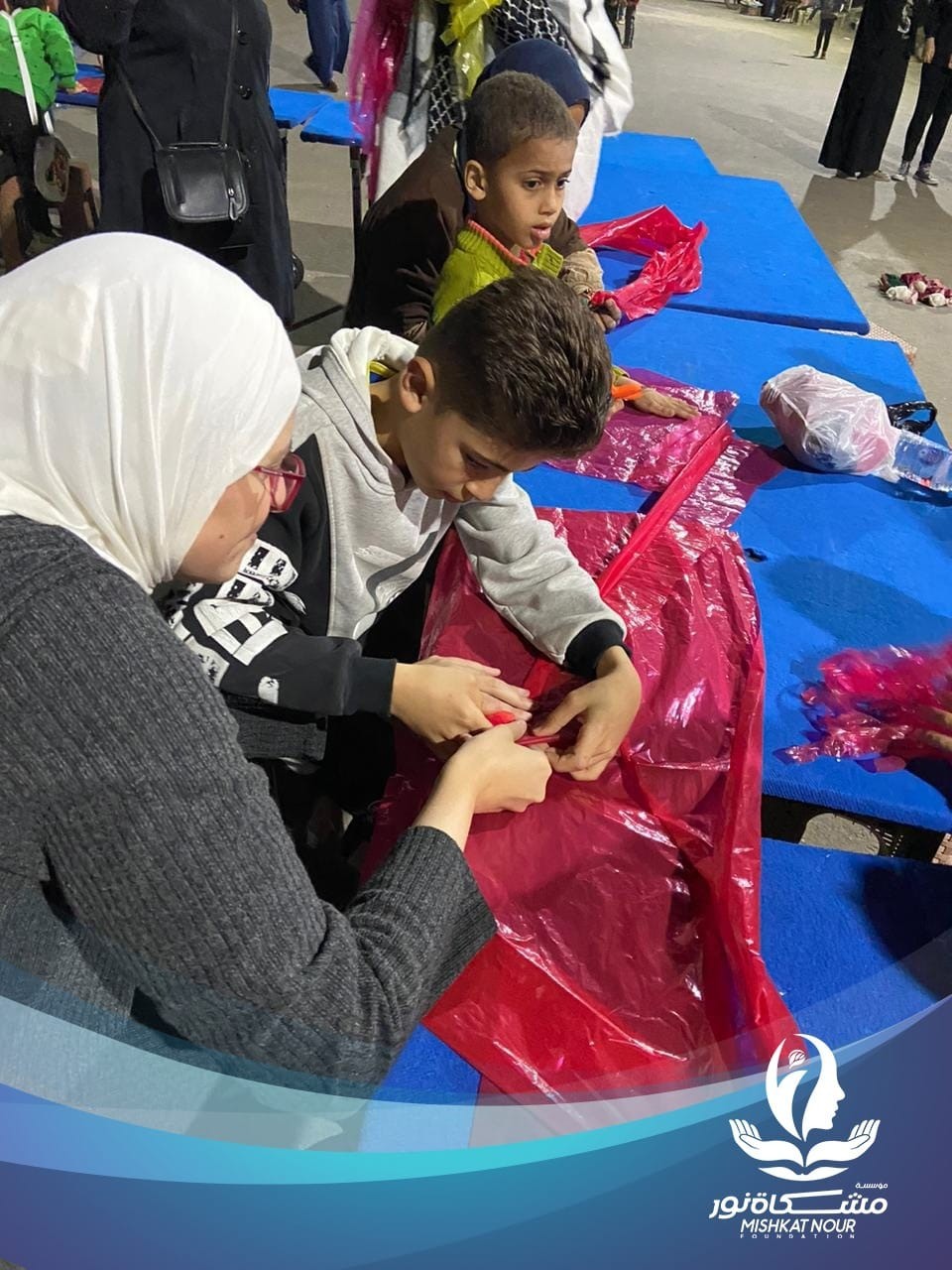 احتفلت مؤسسة مشكاة نور للعلم والتنوير الثقافية بحلول شهر رمضان المبارك بتعليق فوانيس وزينة الشهر الكريم وسط أهالي حي الضواحي