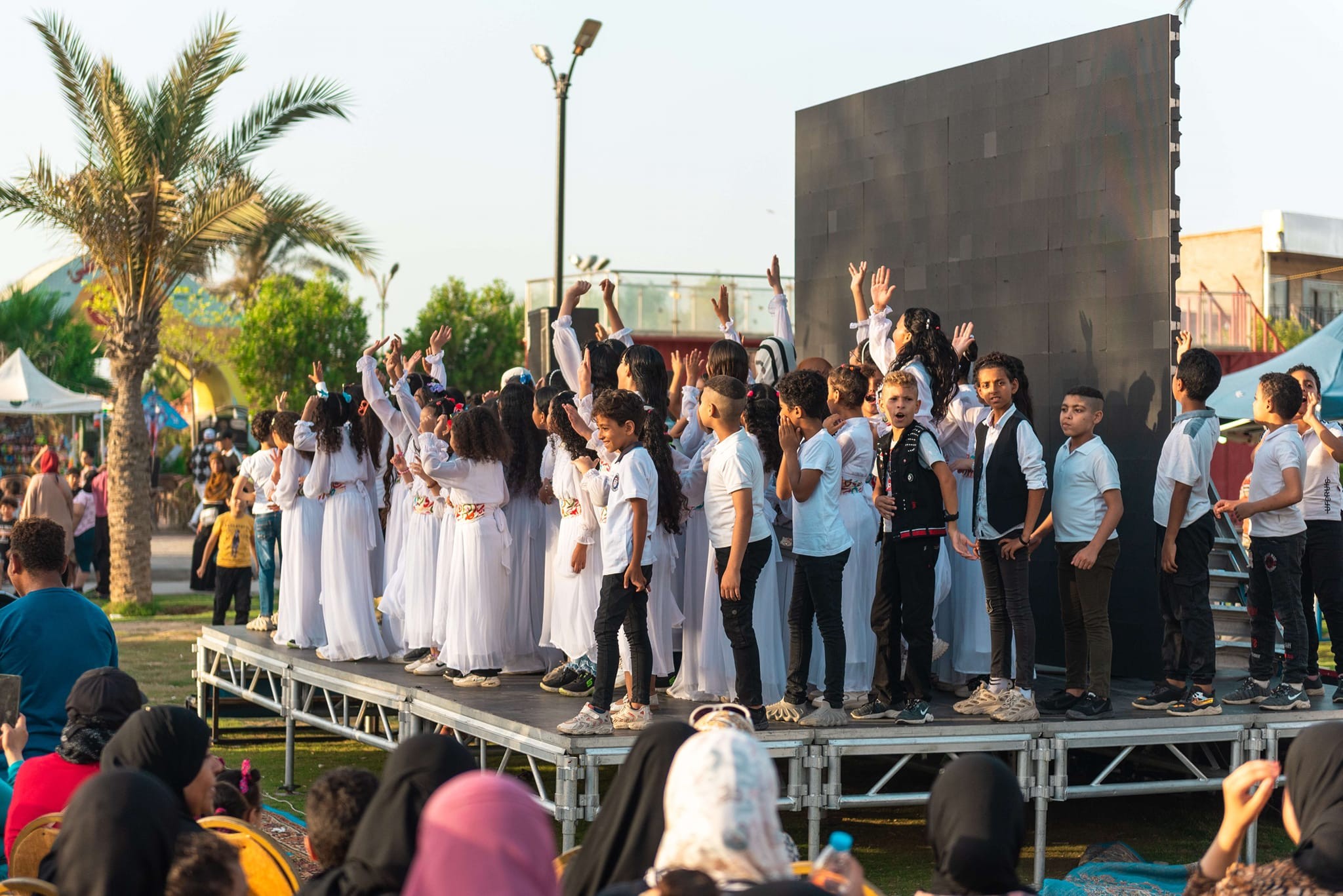 مهرجان الخير لتكريم المتفوقين الذي ضم قوافل طبية وتبرع بالدم ومعارض وكشف عن المواهب وورش عمل وكورال، شهد محافظ بورسعيد