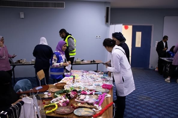 قامت مؤسسة مشكاة نور بالتعاون مع كلية إدارة الأعمال بجامعة بدر بالقاهرة بعمل معرض ملابس خيري بالكلية