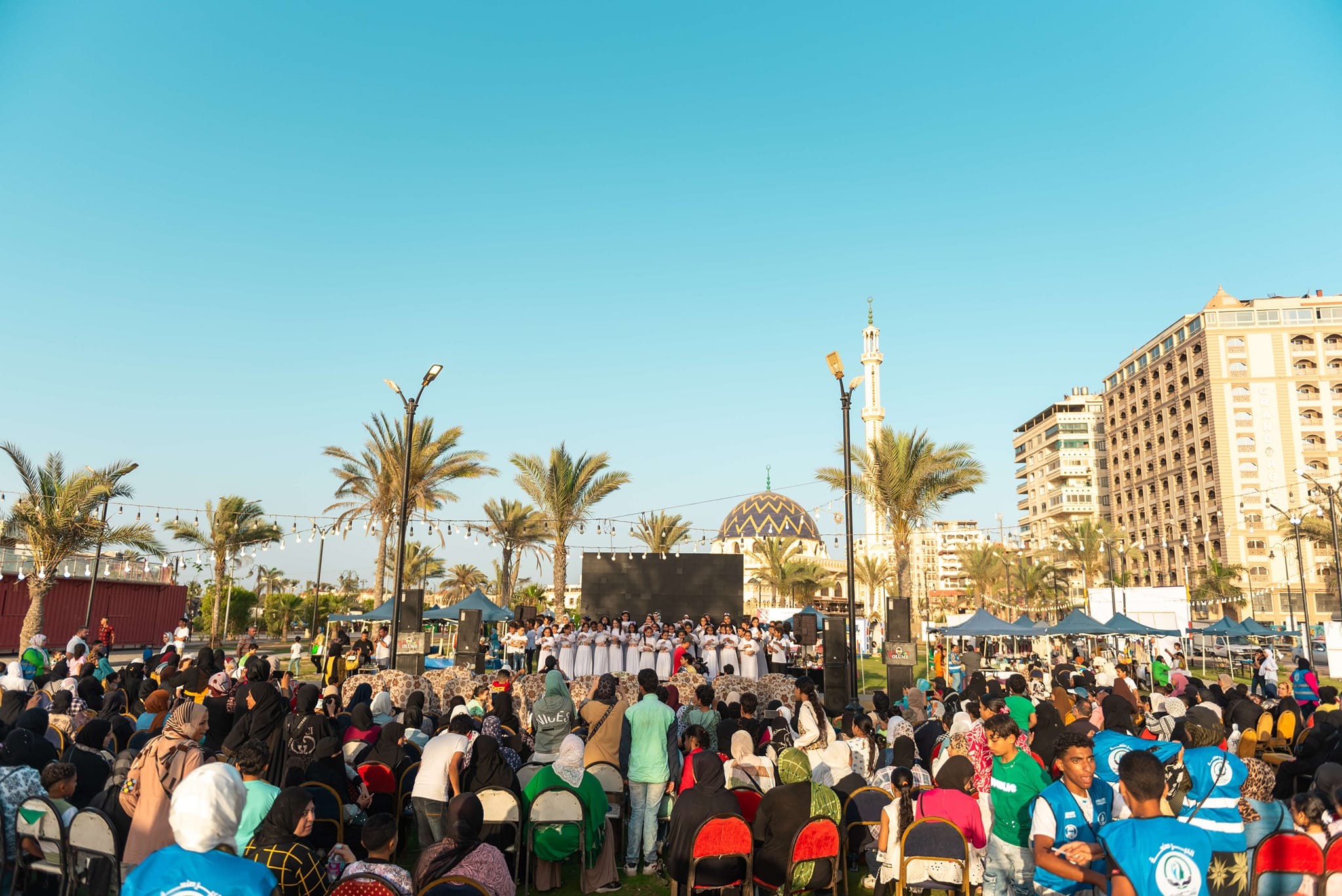 مهرجان الخير لتكريم المتفوقين الذي ضم قوافل طبية وتبرع بالدم ومعارض وكشف عن المواهب وورش عمل وكورال، شهد محافظ بورسعيد