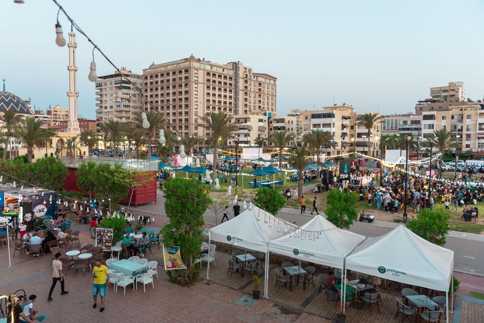 مهرجان الخير لتكريم المتفوقين الذي ضم قوافل طبية وتبرع بالدم ومعارض وكشف عن المواهب وورش عمل وكورال، شهد محافظ بورسعيد