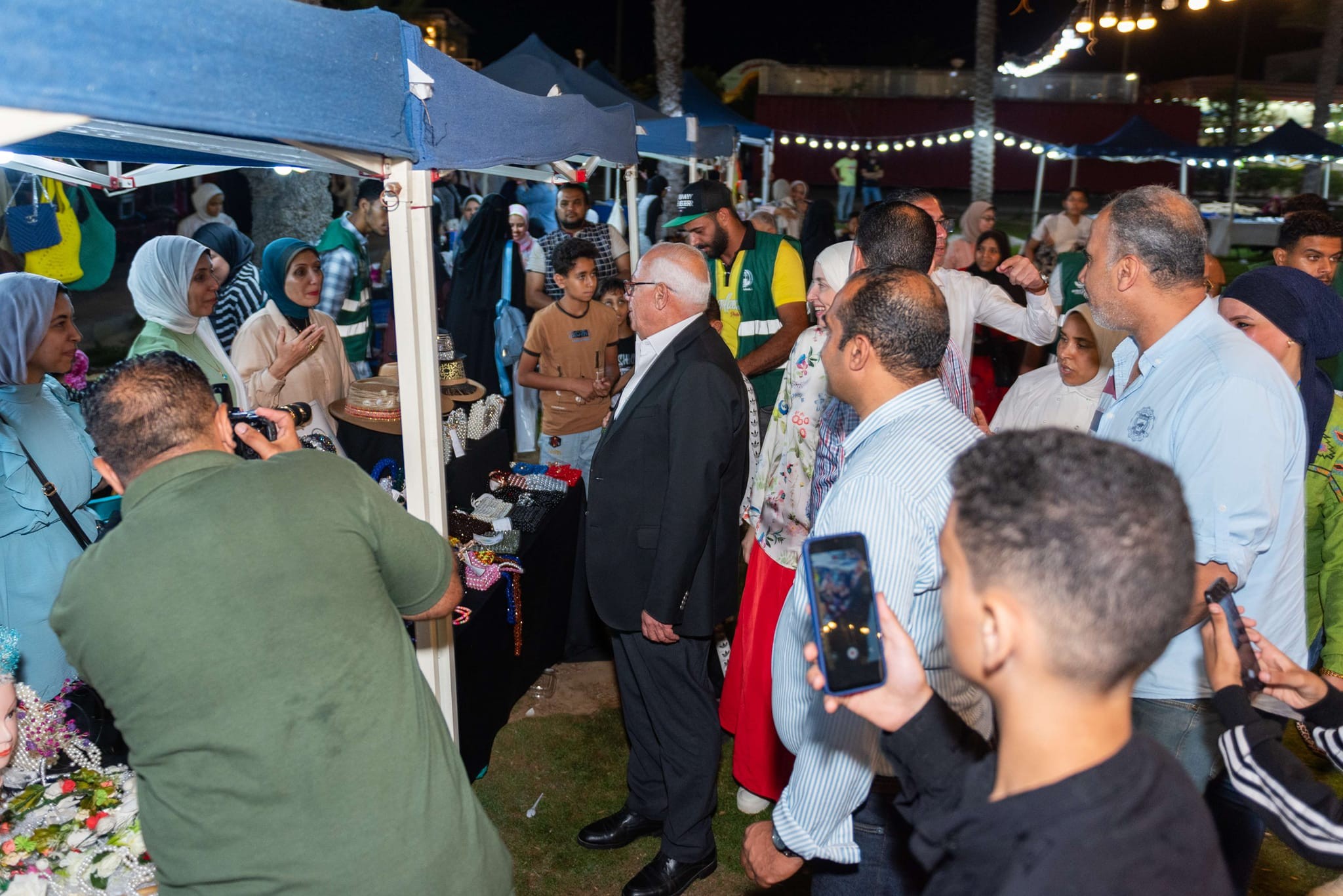 مهرجان الخير لتكريم المتفوقين الذي ضم قوافل طبية وتبرع بالدم ومعارض وكشف عن المواهب وورش عمل وكورال، شهد محافظ بورسعيد