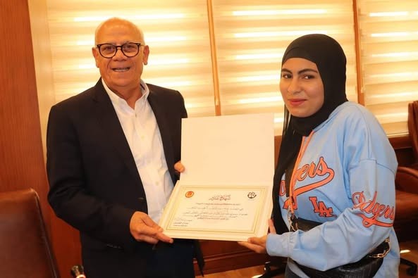 محافظ بورسعيد يكرم "ندى عبد الباقي أحمد" الأولى على الجمهورية في شهادة الدبلومات الفنية ومؤسسة مشكاة نور ترعى الطالبة المتفوقة في كلية تجارة