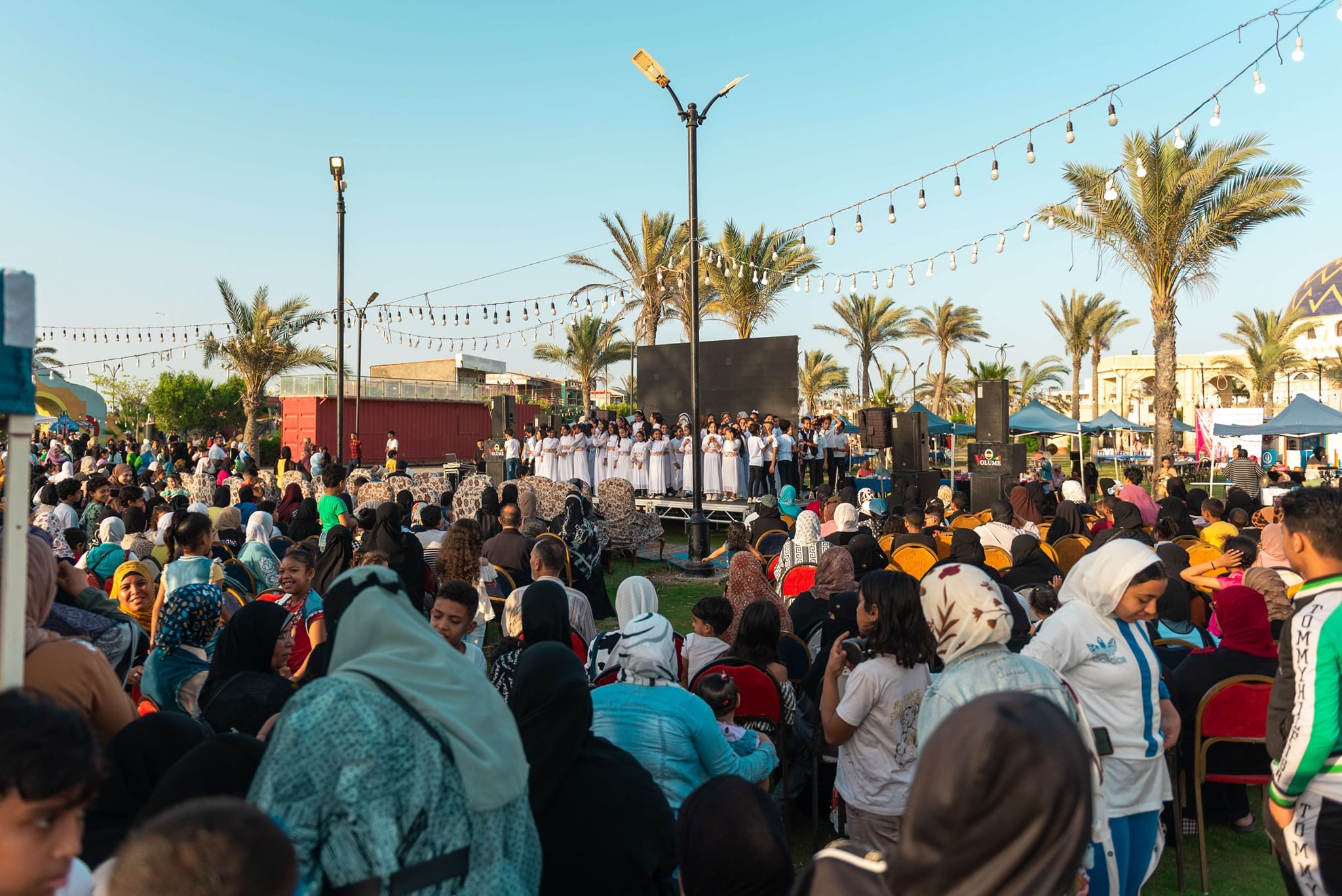 مهرجان الخير لتكريم المتفوقين الذي ضم قوافل طبية وتبرع بالدم ومعارض وكشف عن المواهب وورش عمل وكورال، شهد محافظ بورسعيد