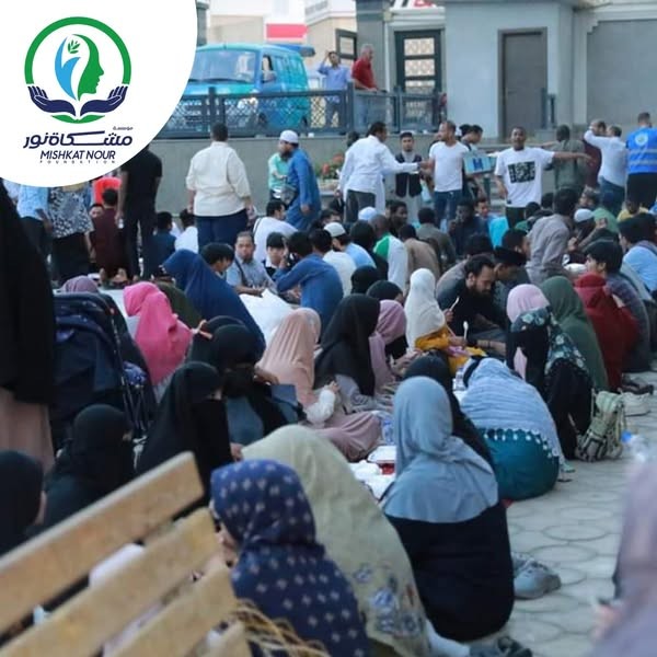 مركز تطوير تعليم الطلاب الوافدين يقيم إفطارًا جماعيًّا لأكثر من ألف طالب بالتعاون مع مؤسسة مشكاة نور العلم والتنوير الثقافية